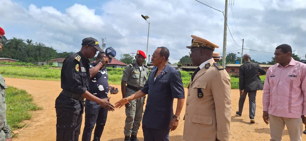 CRTV_web's tweet image. Le Ministre des Travaux Publics, sur le terrain ce vendredi 13 juin 2025 . Emmanuel Nganou Djoumessi effectue une visite de suivi sur le site de construction du pont sur le fleuve #Nyong à Malombo.
