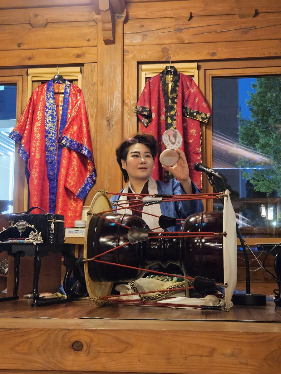 안경을 머리띠삼아 분장 중인 수빈, 잘생겼다~! 
#여성국극제작소 #여성국극춘향 #박수빈