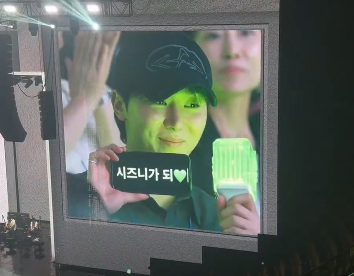 seungkwan at doyoung's concert today! 💚