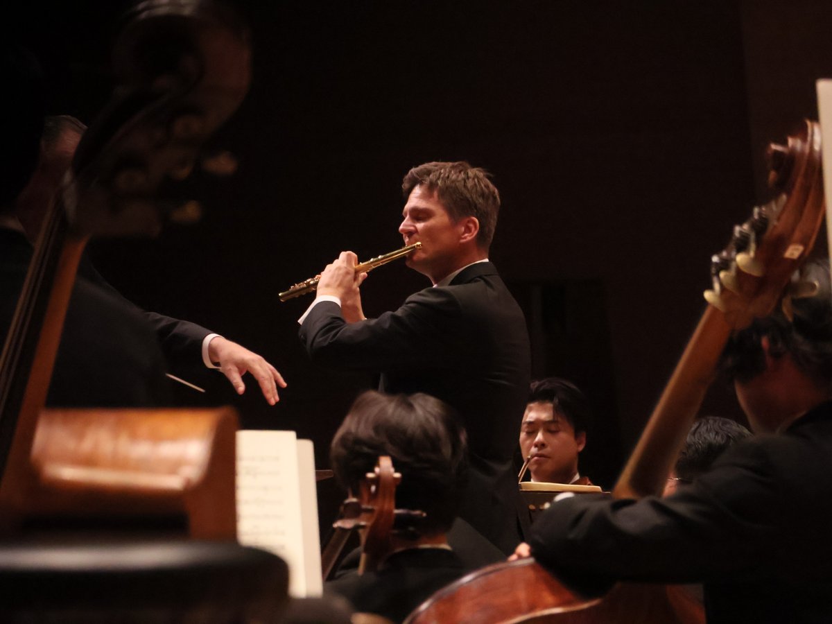 NHKSO_Tokyo's tweet photo. #N響 第2040回 定期公演 Bプログラム 2日目
2025年6月13日(金)
#サントリーホール
#nhkso #JuanjoMena #KarlHeinzSchütz #Bruckner #Ibert
指揮:#フアンホ・メナ
フルート:#カール・ハインツ・シュッツ
#イベール/フルート協奏曲
6月定期公演Bプログラムの2日目が終了いたしました🎶
前半に演奏したのは、イベールの《フルート協奏曲》。この洗練された作品を、カール・ハインツ・シュッツが卓越した技巧と明晰な音色で、圧巻の独奏を聴かせてくれました✨