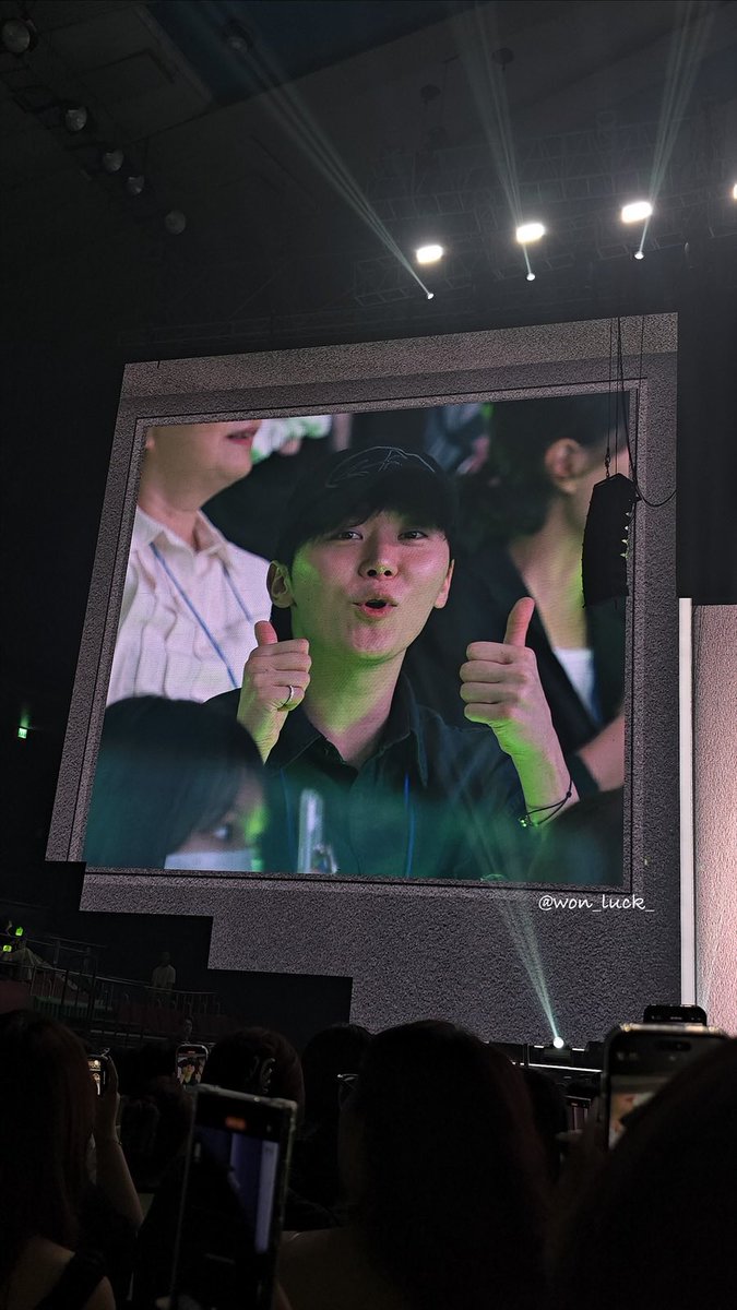 seungkwan at doyoung’s concert today!!

🍊 becoming a czennie 💚

cr won_luck_
