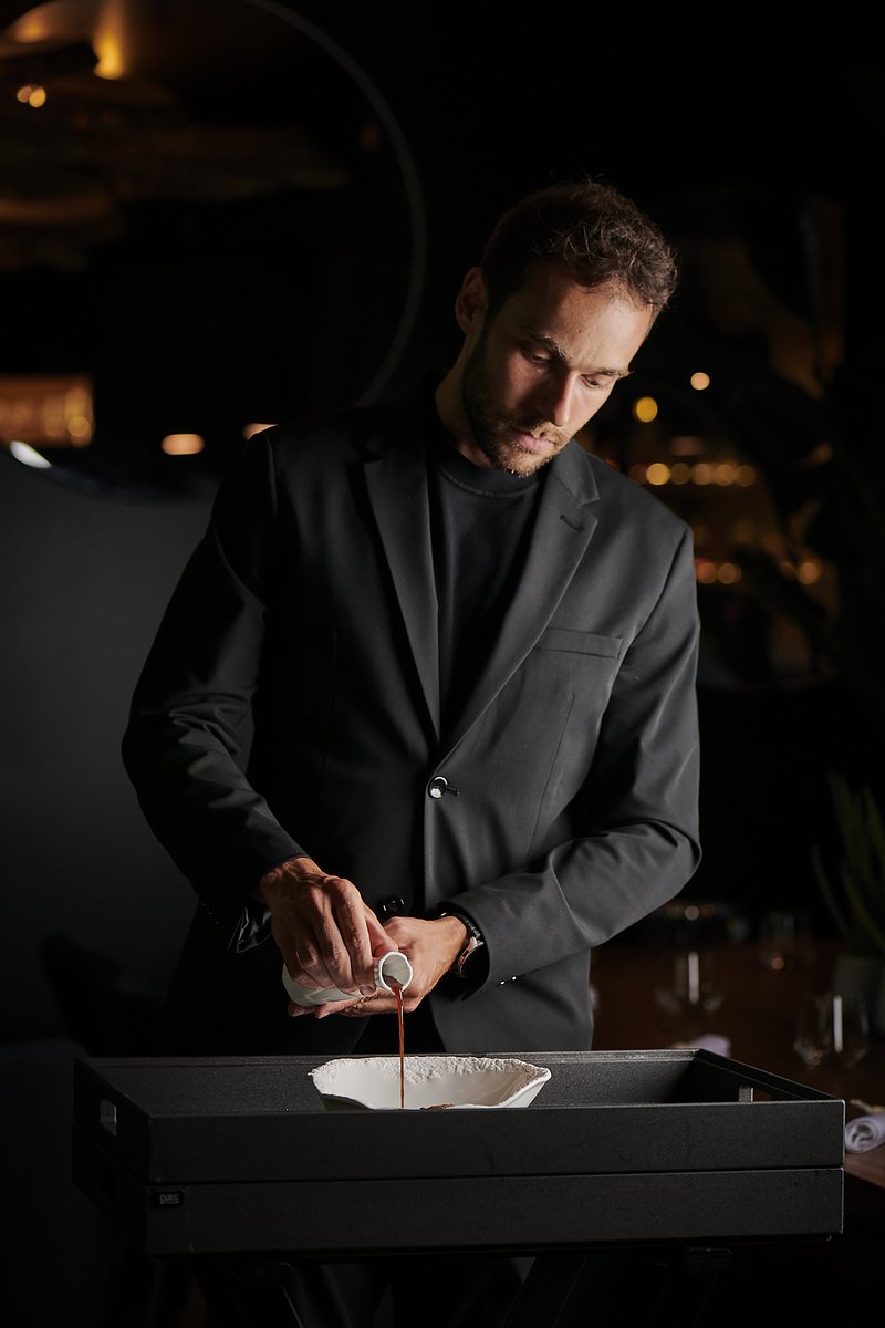 🇬🇧 Nahuel, sommelier at UNIC, brings our wines to life with surprising pairings.
📸 Finishing the dish tableside.

Horario: Miércoles a Domingo, 19:30h-22:30h.
Reservas: unicrestaurantibiza.com y +34 971 30 45 26

#vinos #restauranteibiza #ibizarestaurant #restaurantesibiza