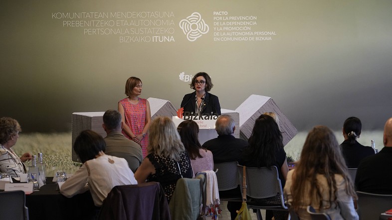 🏠#Bizkaia​tik Mendekotasuna Prebenitzeko eta Autonomia Pertsonala Komunitatean Sustatzeko Bizkaiko Ituna bultzatzen dugu
 
Zaintza komunitarioan eta instituzioen, gizarte entitateen eta herritarren arteko lankidetzan oinarrituta diseinatu da
 
ow.ly/piCX50W8W5a