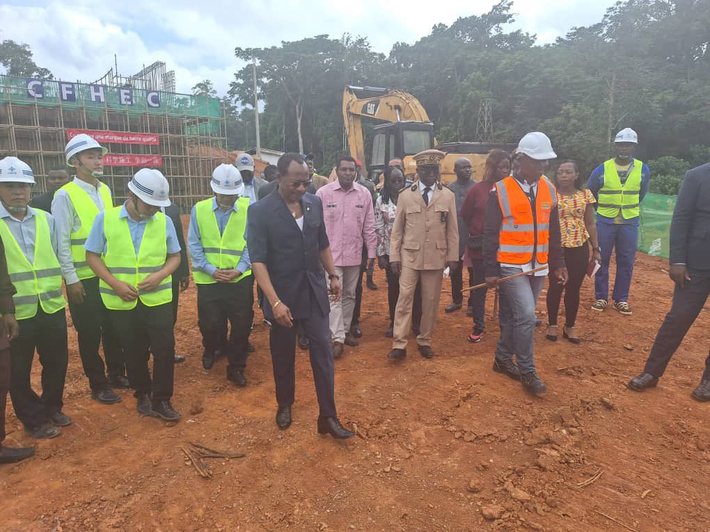 CRTV_web's tweet image. Travaux de construction du pont et ses accès sur le fleuve  #Nyong à Malombo. Le niveau d&apos;avancement est estimé à 51,29% pour une consommation des délais de 40, 56%. Constat fait ce 13 juin par le ministre des Travaux publics, en visite de travail sur les lieux.