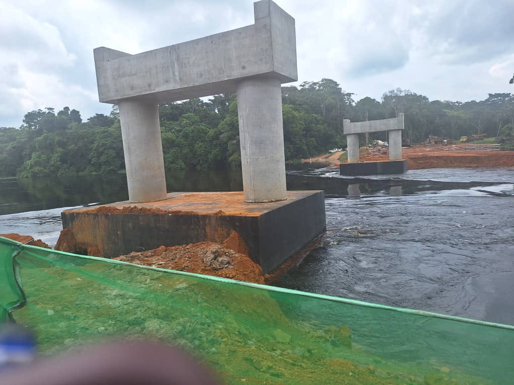 CRTV_web's tweet image. Travaux de construction du pont et ses accès sur le fleuve  #Nyong à Malombo. Le niveau d&apos;avancement est estimé à 51,29% pour une consommation des délais de 40, 56%. Constat fait ce 13 juin par le ministre des Travaux publics, en visite de travail sur les lieux.
