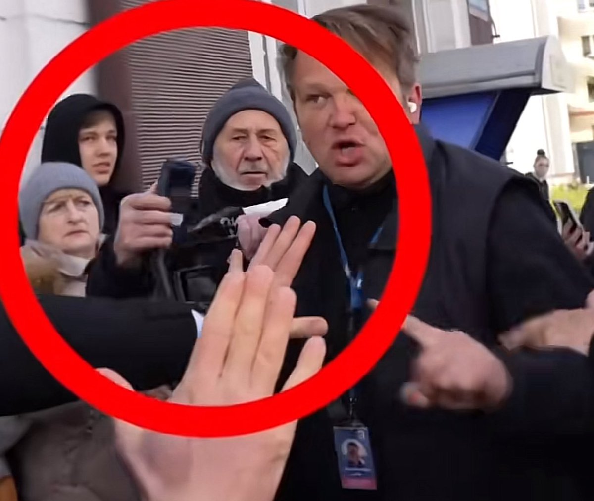 Janusz Życzkowski (@zyczkowski) on Twitter photo Właśnie dostałem informację od <a href="/PolskaPolicja/">Polska Policja 🇵🇱</a>, że nie są w stanie ustalić kto zniszczył sprzęt <a href="/RepublikaTV/">Telewizja Republika 🇵🇱 #włączprawdę</a> podczas wiecu w Wieluniu. To dziwne bo ten moment jest dobrze widoczny na nagraniu. Być może ktoś z Państwa poznaje mężczyznę w czapce. To on ciągnął za statyw i uderzył Właśnie dostałem informację od <a href="/PolskaPolicja/">Polska Policja 🇵🇱</a>, że nie są w stanie ustalić kto zniszczył sprzęt <a href="/RepublikaTV/">Telewizja Republika 🇵🇱 #włączprawdę</a> podczas wiecu w Wieluniu. To dziwne bo ten moment jest dobrze widoczny na nagraniu. Być może ktoś z Państwa poznaje mężczyznę w czapce. To on ciągnął za statyw i uderzył