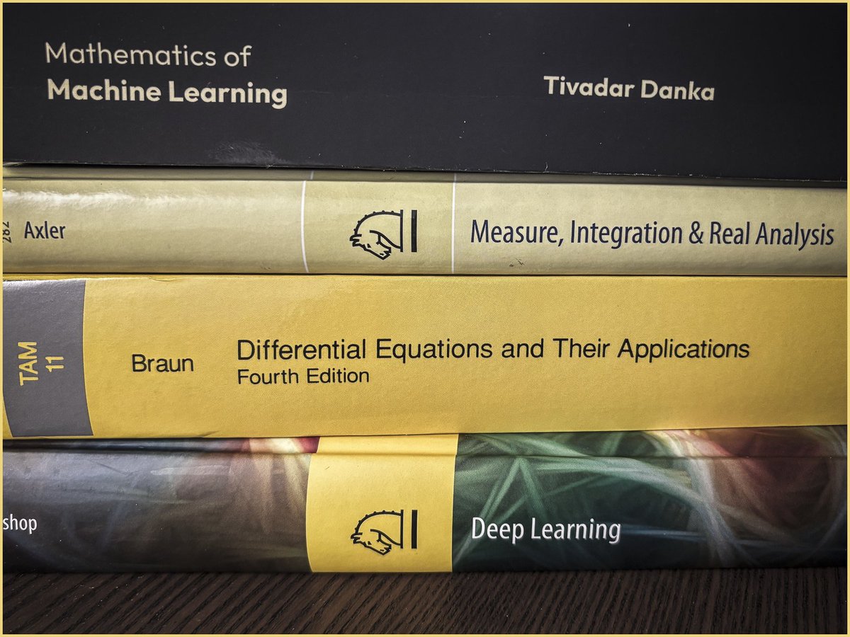Nothing to see here, just some books. #machinelearning #books <a href="/TivadarDanka/">Tivadar Danka</a>