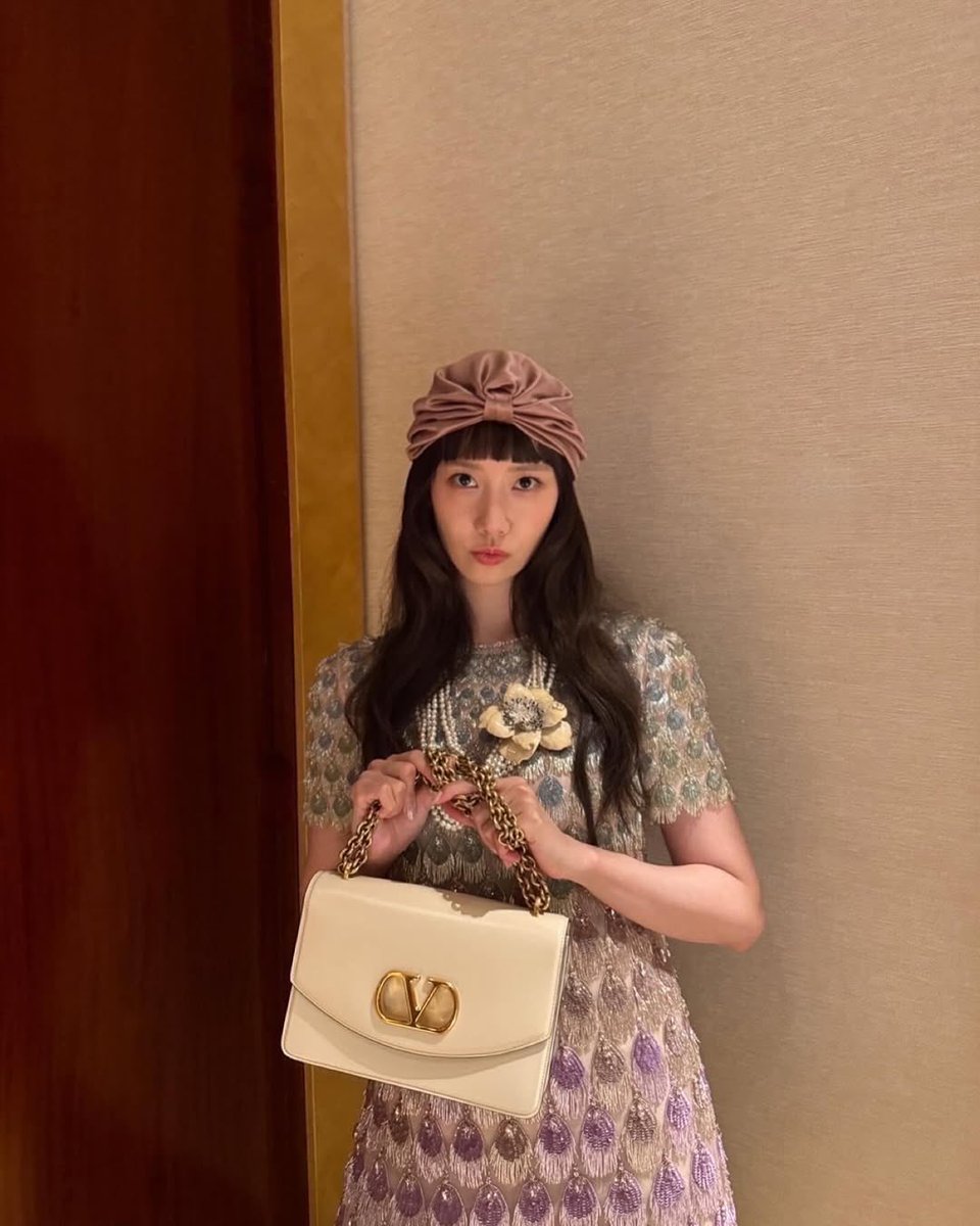 lofficielhk's tweet image. #LOFFICIELfashion:@MaisonValentino 邀請泰國人氣演員 Freen、台灣女神林志玲、以及少女時代成員允兒親身演繹最新 Garavani 手袋魅力!
#Valentino #Freen #ChilingLin #Yoona #少女時代 #สโรชาจันทร์กิมฮะ #소녀시대 #윤아 #林志玲 #ValentinoGaravani #VainBag