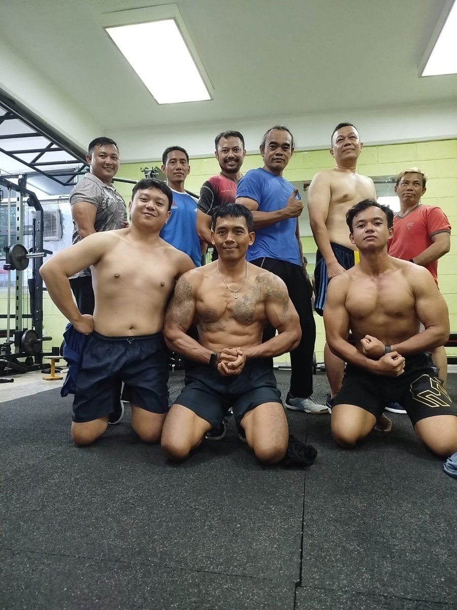 Reinbachrey's tweet photo. And yes gentlemen, gym does not get you girls, it gets you boys https://t.co/2MXA06EPVf