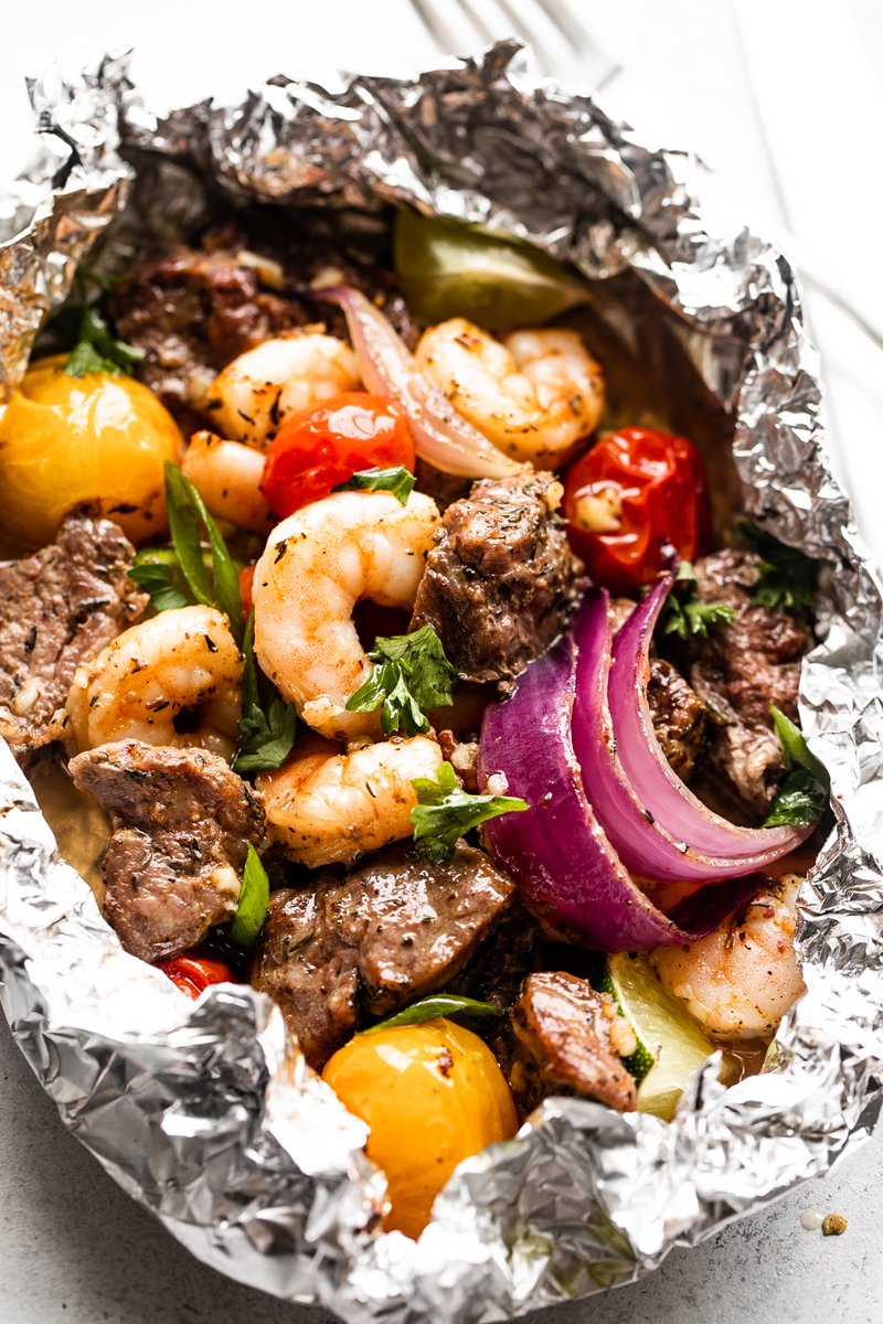 These easy surf and turf foil packs combine juicy sirloin and Old Bay-seasoned shrimp! With red onion, grape tomatoes, and garlic, there’s plenty of flavor to go around. diethood.com/surf-turf-foil…  #FathersDay2025 #recipe