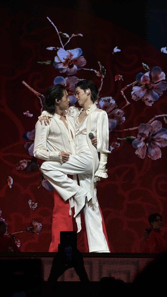 ampp1004's tweet photo. ใครตายยยย กุไง #BKPPWeddingConcert_D1 https://t.co/ECLkLarHAp