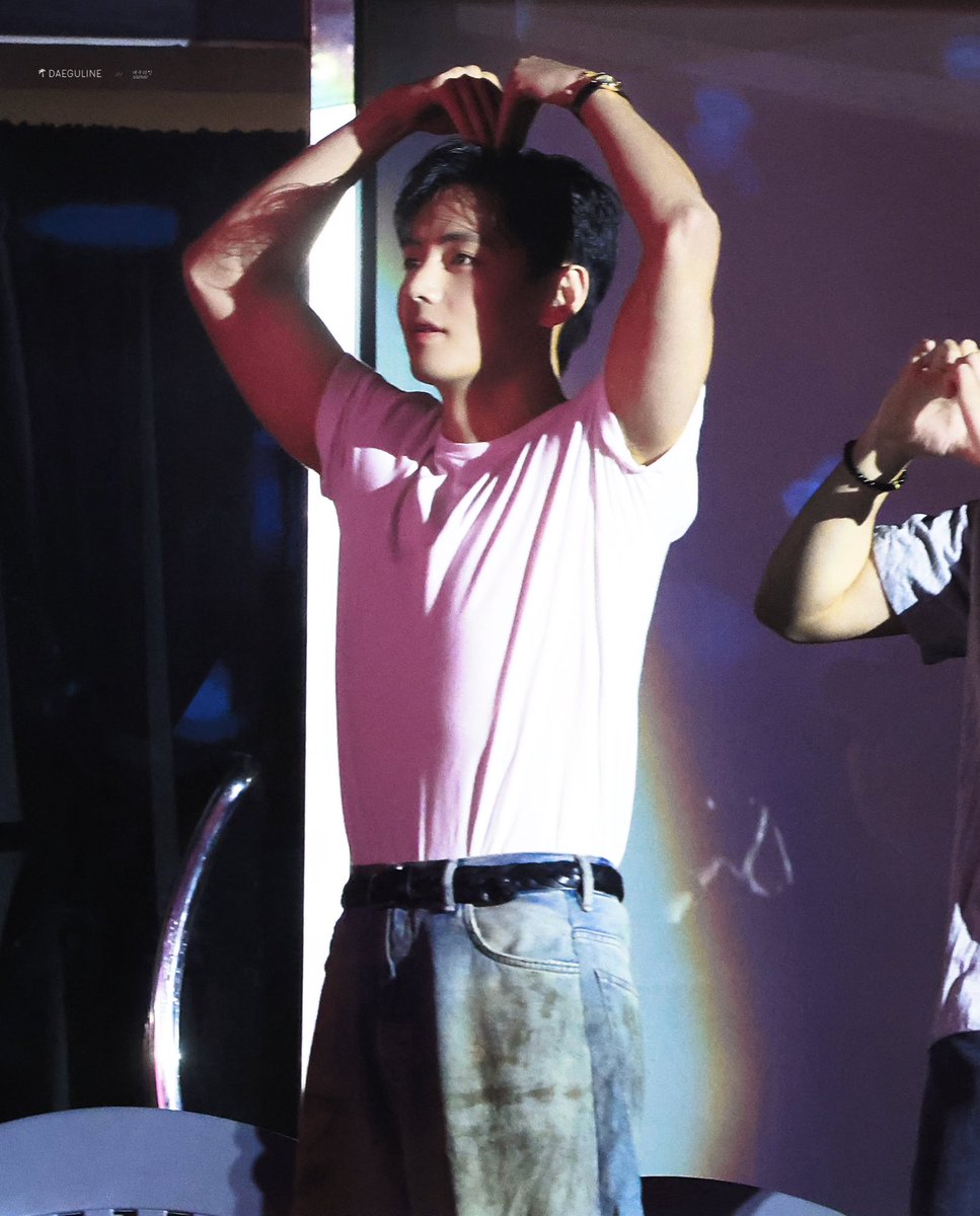 Taehyungimpact's tweet image. HE’S GLOWING