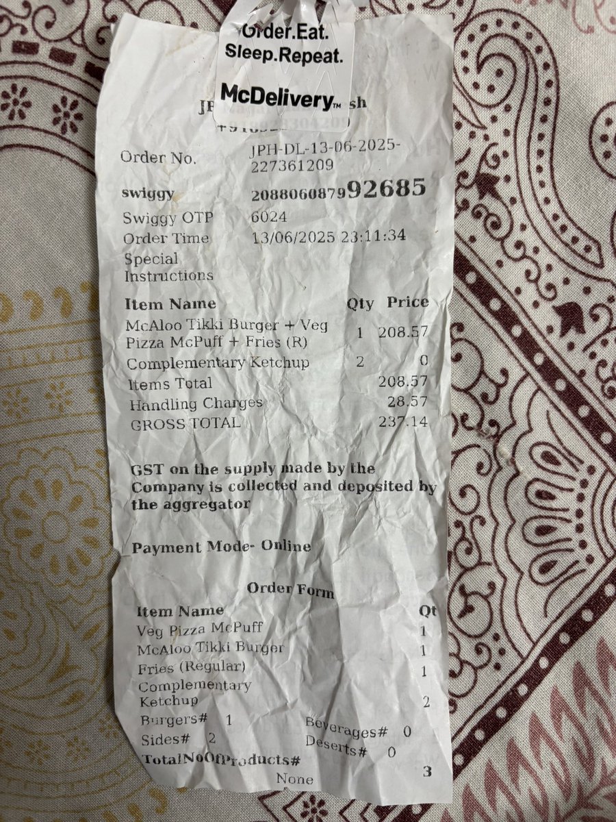 itsdeepesh's tweet photo. @mcdonaldsindia I just ordered a mail from JP nagar Bangalore branch, and burger came with no sauce. Order from Swiggy. No tissues, really bad prepared and packed food. https://t.co/9MpfcZdsup
