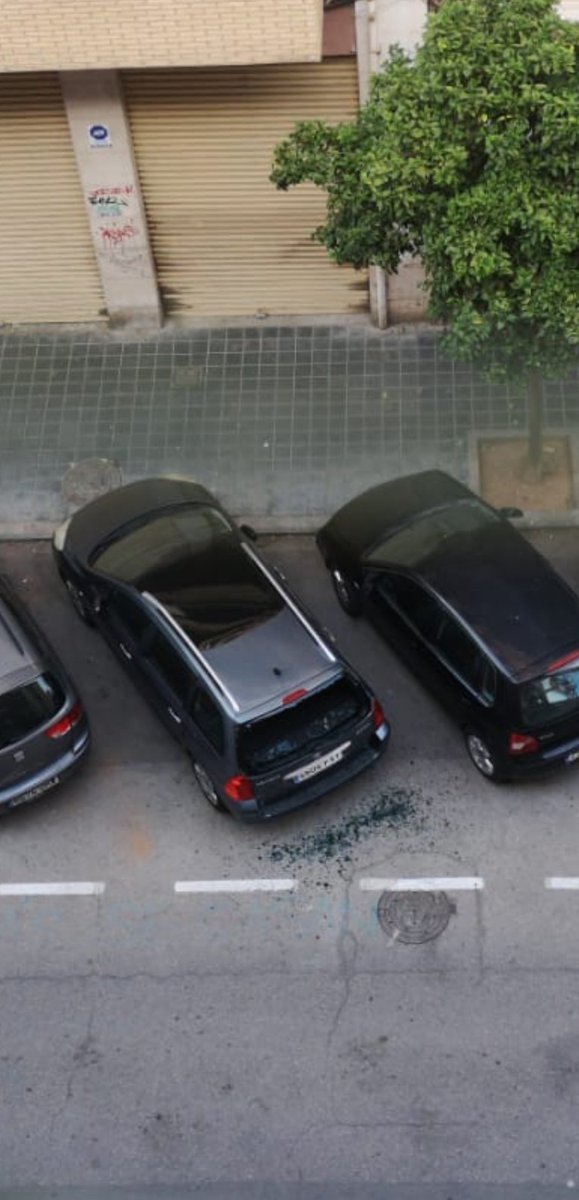 Pelea entre 2-3 individuos tirándose piedras hace unos minutos en el barrio con estos resultados entre otros. 
Este barrio es muy tranquilo en general, pero es un hecho que cada vez hace falta más seguridad en las calles...