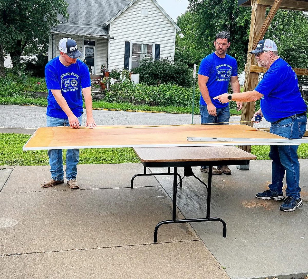 As a public power utility, community service is part of our mission. Our CWEP team had a great morning volunteering with Innovative Industries &amp; Crosslines for the Carthage Area United Way Day of Caring! 💙🤝

#PublicPower #CommunityPowered #CarthageMO #MonthofGiving #417land