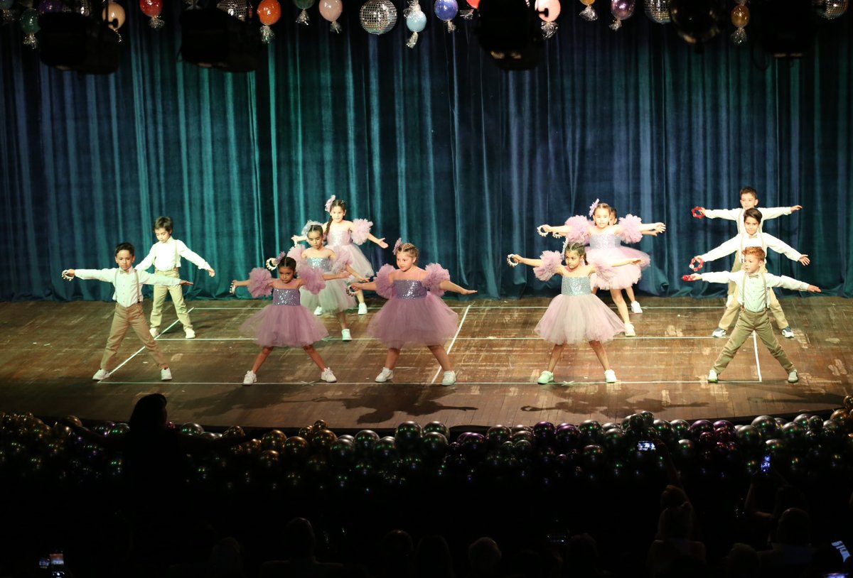 Nar Çiçekleri Anaokullarımızda eğitim gören 70 minik öğrencimiz, mezuniyet sevinci yaşadı.

Nar Çiçeklerimizi kutluyor; kıymetli ailelerine ve değerli öğretmenlerimize teşekkür ediyoruz.