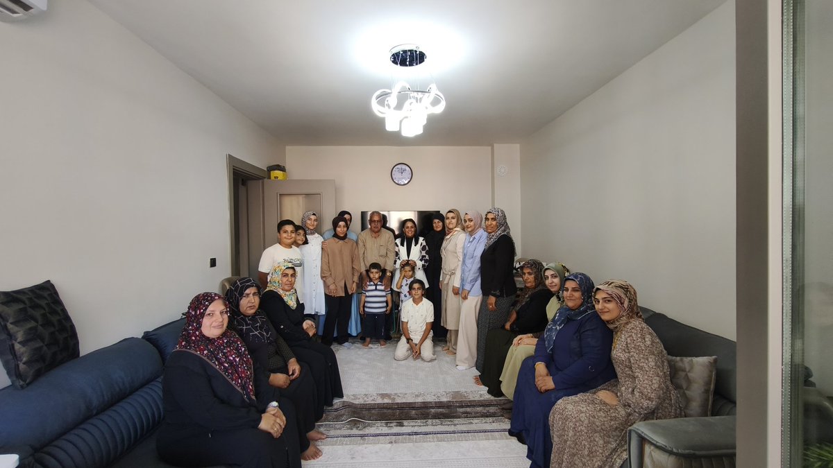 İç İşleri Bakan Müşavirimiz <a href="/Haticeatan_/">Hatice Atan</a>, Kadın Kolları Başkanımız <a href="/AvSalihaDiler/">Av. Saliha DİLER</a> ile İndere TOKİ'ye Yerleşen Bayram Amcamızı ve Kıymetli Ailesini Ziyaret Etti.