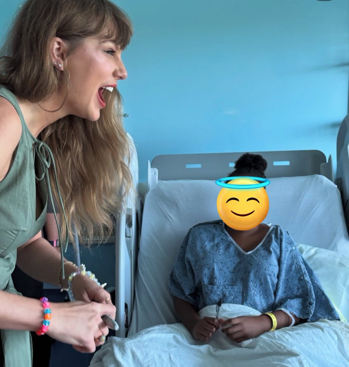 Taylor Swift com alguns pacientes durante sua visita a um hospital! ❤️