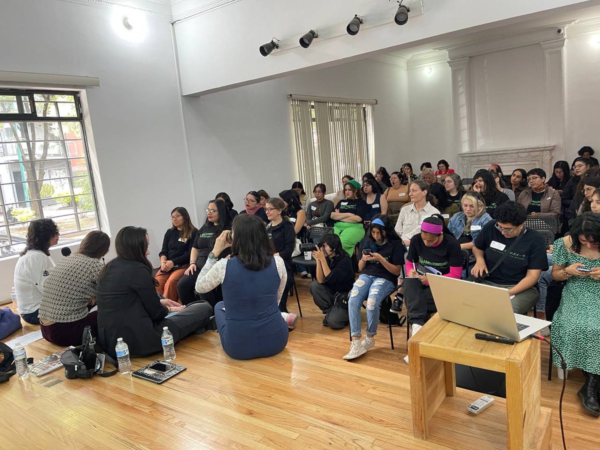 Editatona (@editatona) on Twitter photo Comenzamos el segundo día del encuentro #JuntasEnInternet con el panel «Desafiando los márgenes: mujeres, derecho de autor y la construcción de la cultura libre» en el que participaron <a href="/agorathauma/">Ale QH 👩🏻💻🧨💅🏻🤘🏻</a> <a href="/ClacLibre/">clac.libre</a> <a href="/mujerzog/">Natalia Durand</a> <a href="/ArevaloGuizar/">Gabriela Arévalo Guízar</a> y <a href="/MrsDreQrz/">Dren</a> 🔓💜📚 Comenzamos el segundo día del encuentro #JuntasEnInternet con el panel «Desafiando los márgenes: mujeres, derecho de autor y la construcción de la cultura libre» en el que participaron <a href="/agorathauma/">Ale QH 👩🏻💻🧨💅🏻🤘🏻</a> <a href="/ClacLibre/">clac.libre</a> <a href="/mujerzog/">Natalia Durand</a> <a href="/ArevaloGuizar/">Gabriela Arévalo Guízar</a> y <a href="/MrsDreQrz/">Dren</a> 🔓💜📚