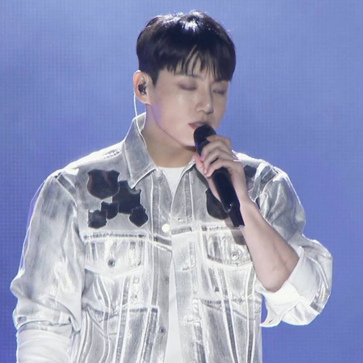 la_bicidenamu's tweet photo. Jungkook nos dió una de las mejores presentaciones junto a Hobi, gracias por tanto. 💜✨

WE LOVE YOU JUNGKOOK 
WE ARE PROUD OF YOU JUNGKOOK 
WE ARE WITH YOU JUNGKOOK 
YOU ARE THE BEST JUNGKOOK https://t.co/zwjTAvgHg9