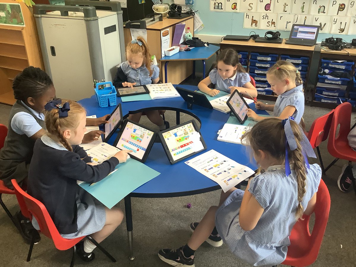MrsSJ_Thatto's tweet image. We have been practising joining and using the start and end blocks when using Scratch Jr #ThattoPrim_computing