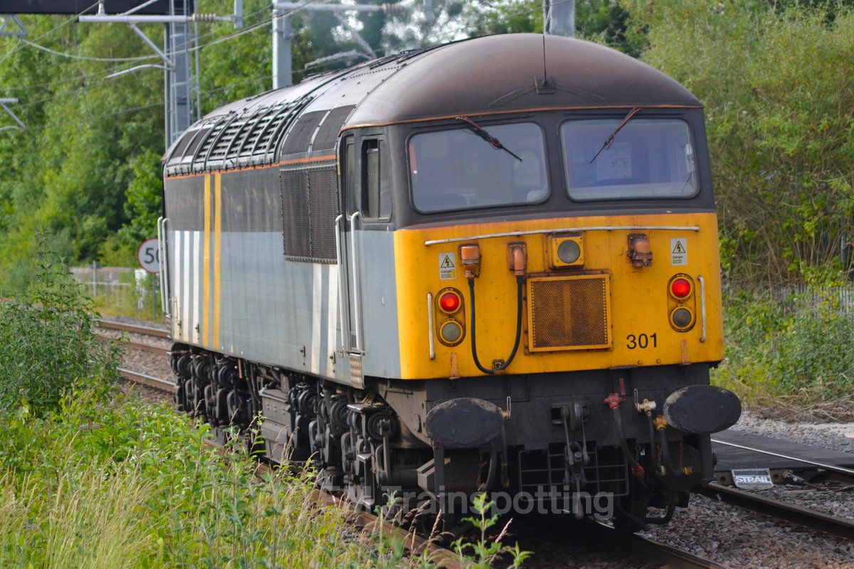A nice bit of Friday evening #Gridwatch at Kettering as <a href="/DCRailOfficial/">DCRail</a> 56301 runs through on its last run in Ex-Fastline liver working 0Z60 Willesden DC Rail - Rectory Jct. <a href="/C56G2/">C56G</a> #MML