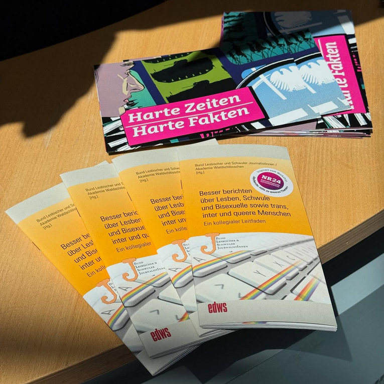 BLSJde's tweet photo. "Harte Zeiten - Harte Fakten"
Das Motto vom Jahrestreffen #NR25 passt auch zu unserem neu erschienenen "kollegialen Leitfaden"
https://t.co/dgXAQxnsX1
2024: Workshop #nr24: Recherchieren zu queeren Themen
2025: Leitfaden wird kostenlos verteilt.
@nrecherche @mhstiftung https://t.co/UXDwBJgyP6