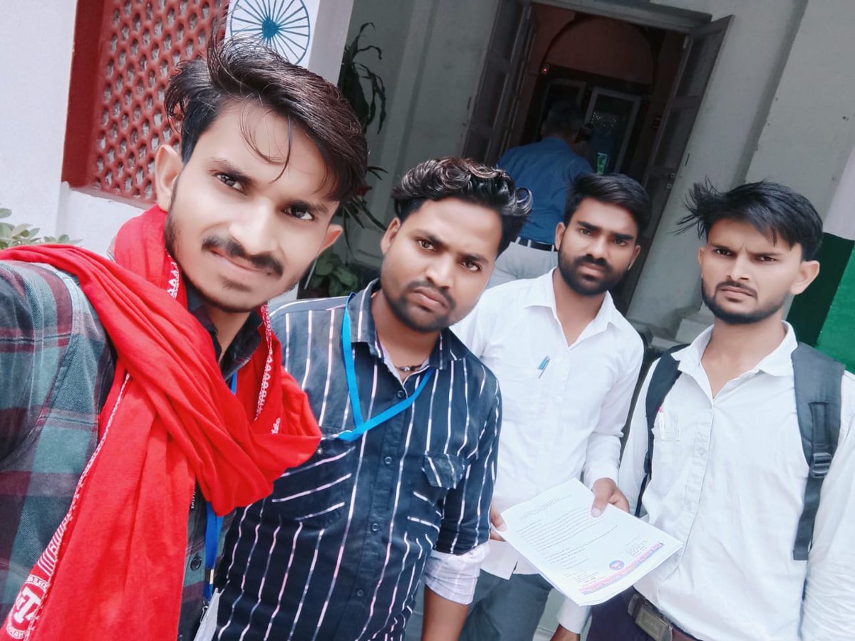 आज पासी पार्टी के द्वारा जिलाधिकारी द्वारा महामहिम राज्यपाल महोदया जी  को महाराजा सुहेलदेव पासी की जाती पहचान पासी  को विकृत करने का विरोध और ऐतिहासिक सत्य की पुनः स्थापना हेतु ज्ञापन सौंपा
जिलाध्यक्ष राजेश राज
दिलीप कुमार अशोक कुमार प्रताप कुमार और सभी पदा अधिकारी मजूद रहे