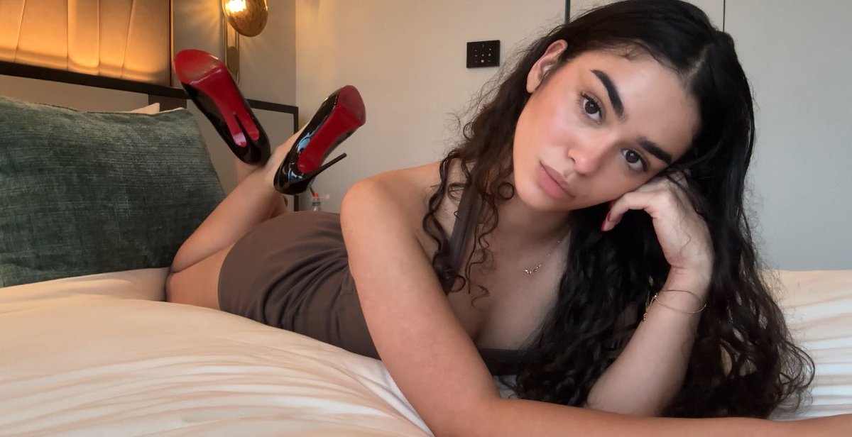succumbree's tweet photo. Sprich mir nach, Beta:

“Ich existiere um goddess Jenna’s Leben zu erleichtern.” 

“Ich wurde geboren um goddess Jenna’s luxuriösen Lifestyle zu finanzieren.”

“Mein Leben hat nur einen Sinn wenn ich goddess Jenna glücklich mache.

&amp; jetzt wiederhole deine neuen mantras 10 mal. https://t.co/qMWksyf0do
