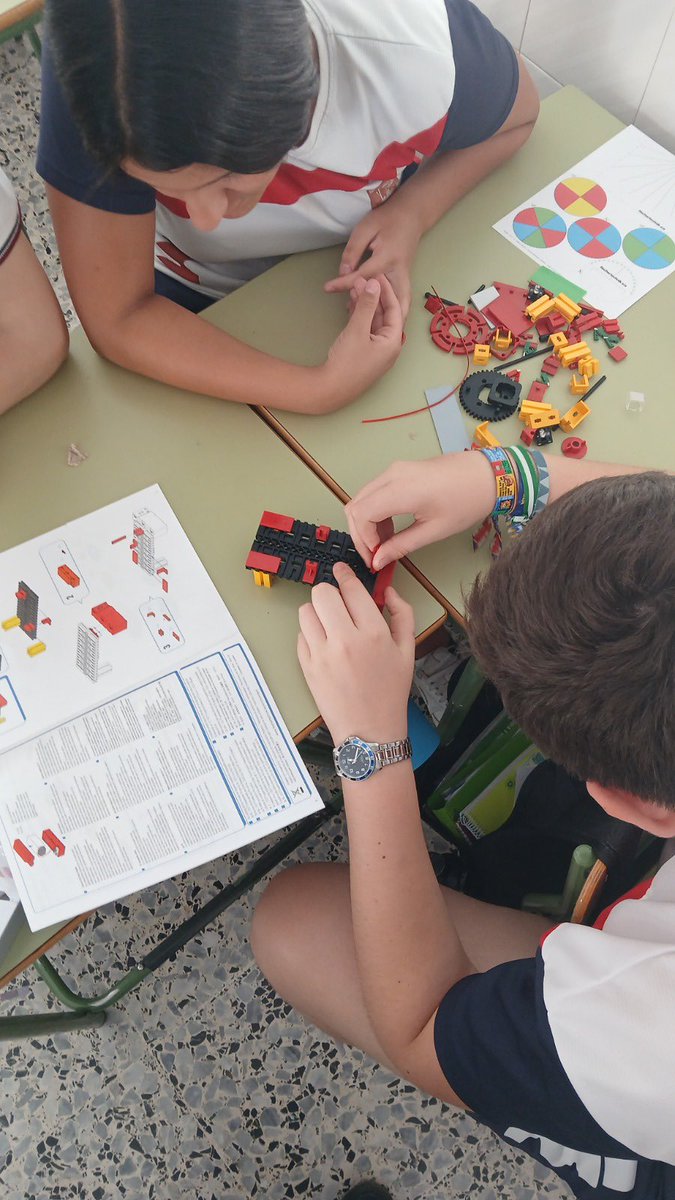 Esta semana, las aulas de 2º de ESO se han convertido en un laboratorio de óptica. Aplicando metodología #STEAM , hemos montado un dispositivo óptico y luego hemos realizado medidas para comprobar la ley de la reflexión. ¿Quién dijo que la Física es aburrida?
colegiolaasuncion