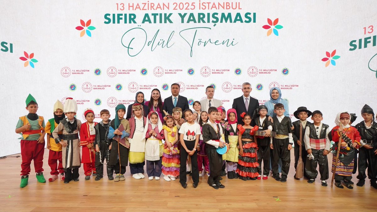 ♻️Bakanlığımız tarafından düzenlenen 2. Ulusal Sıfır Atık Yarışması Ödül Törenine Ayazma İlkokulumuz Sıfır Atık Halk Oyunları Ekibi, TOKİ Osmangazi İlkokulumuz Sıfır Atık Defilesi, Tepe İlkokulumuz Sıfır Atık Korosu ile katılmıştır.

<a href="/Yusuf__Tekin/">Yusuf Tekin</a> <a href="/MucahitYentur/">Murat Mücahit Yentür</a> <a href="/ahmetcoskun6134/">AHMET COSKUN</a>