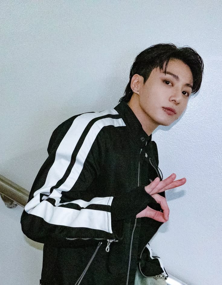 npomvtt's tweet photo. Jungkook do BTS publicou um pedido de desculpas no seu Weverse por ter usado um boné com conotação política em inglês sem conferir o significado do que estava escrito e comunicou que jogou a peça fora.

"Oi, aqui é o Jungkook.
É com o coração pesado que escrevo esse texto, ainda mais depois de tanto tempo sendo uma pessoa pública.
Durante o ensaio de hoje, eu usei um boné com uma frase que causou decepção e desconforto a muitas pessoas. Sinto muito de verdade por isso.
Reconheço que foi falta de atenção minha não ter o cuidado de verificar o significado histórico e político daquela frase antes de usar o boné. Eu aceito com seriedade que a minha negligência causou tristeza e mágoa.
Peço sinceras desculpas. Não existe justificativa, eu simplesmente fui descuidado e errei.
A partir de agora, prometo pensar com mais profundidade e agir com mais responsabilidade em cada detalhe.
Aceito com humildade todas as críticas e apontamentos feitos sobre meu erro.
O boné foi imediatamente descartado.
Mais uma vez, peço desculpas de coração."