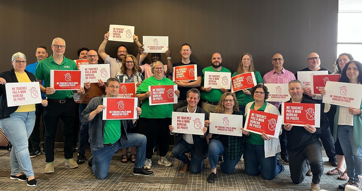 AEFO_ON_CA's tweet photo. Les membres du conseil d’administration de l’AEFO se tiennent aux côtés du Syndicat des travailleurs et travailleuses des postes (STTP) @cupw_sttp_intl pour défendre le maintient et la création d'emplois de qualité, assortis d’avantages sociaux et de salaires équitables, qui bénéficient aux collectivités du pays.

Postes Canada doit maintenir des services postaux publics accessibles et équitables pour toutes et tous.

#TouchezPas