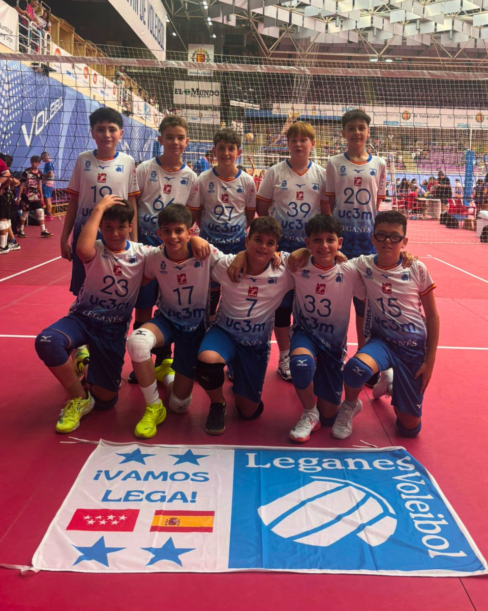 VoleibolLeganes's tweet image. 🏐🇪🇸 ¡El Alevín A Masculino cierra la fase de grupos en segunda posición en el Campeonato de España!

🔝 Gran trabajo en esta primera etapa… ¡Ahora, a por los Octavos de Final!

¡Este equipo no deja de soñar! 🙌🔥

#VamosLega 💙🤍
#MejorCanteraESP 💪🇪🇸