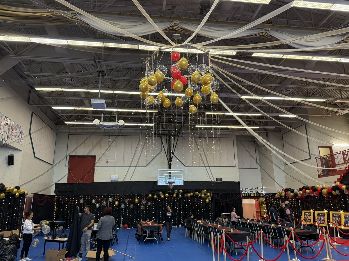 AnthonyGermain's tweet image. The Innu teens in Natuashish wanted a Hollywood 🎥 🎦 themed graduation celebration. Teachers and staff putting the finishing touches on what will be a special soirée in Natuashish!