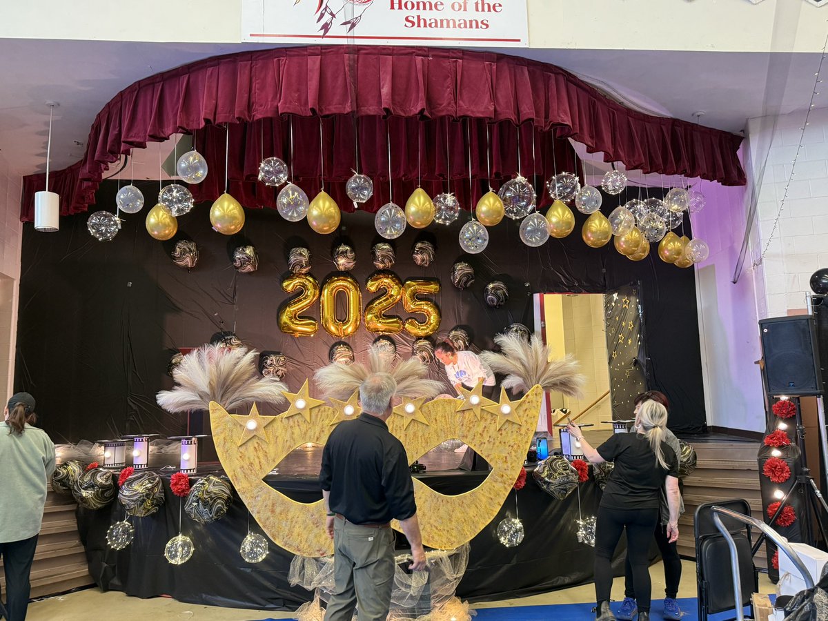 AnthonyGermain's tweet image. The Innu teens in Natuashish wanted a Hollywood 🎥 🎦 themed graduation celebration. Teachers and staff putting the finishing touches on what will be a special soirée in Natuashish!