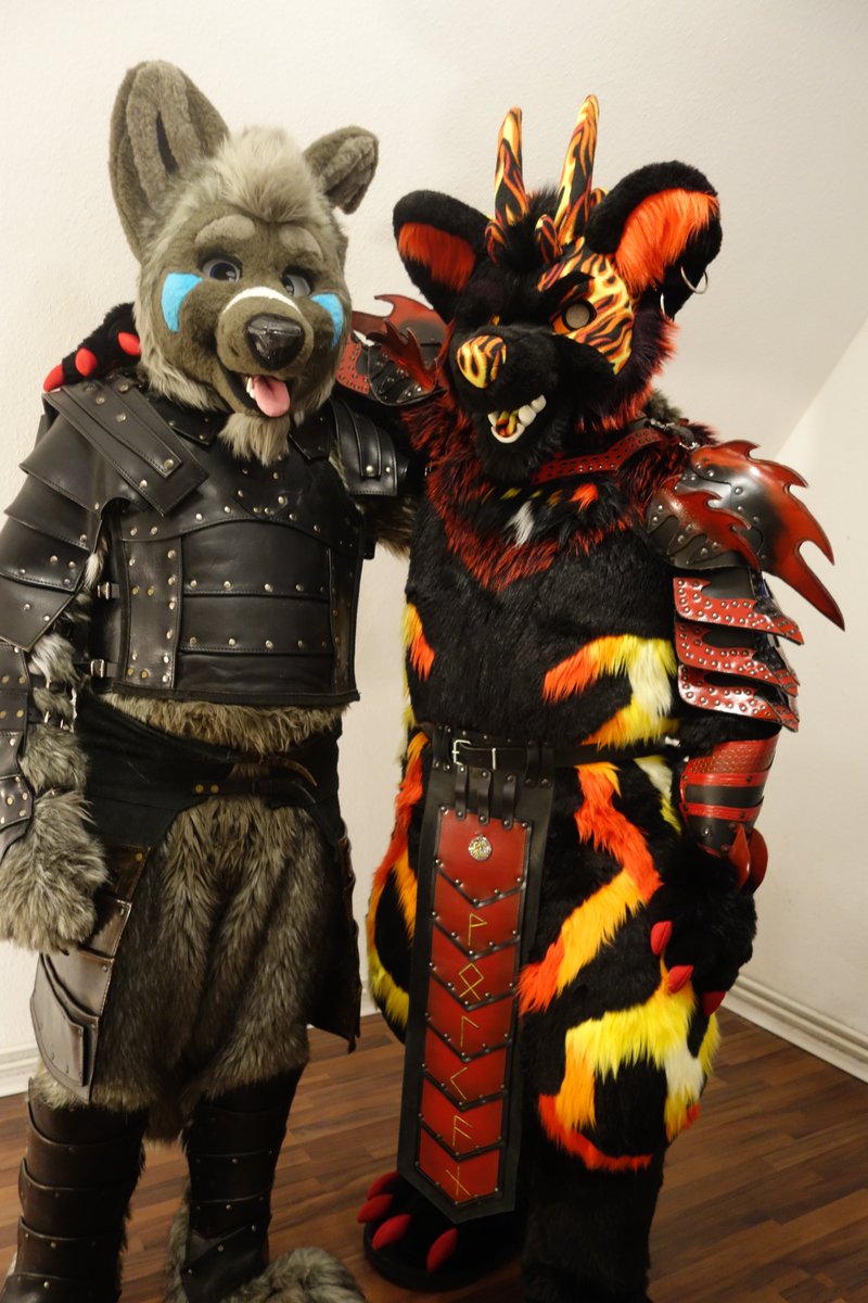 Happy #FursuitsFriday 

Naitas worn by <a href="/__boot_jackal__/">Stiefel Jackal</a> 
Wolcan worn by me 😁

✂️ by the <a href="/TheKarelia/">TheKareliaFursuits 🔜 NFC</a>