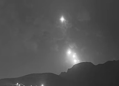 AlertesInfos's tweet photo. 🚨🇮🇷🇮🇱 URGENT - L’IRAN LANCE DES MISSILES BALISTIQUES EN DIRECTION D’ISRAËL. https://t.co/0BaQbT29wd