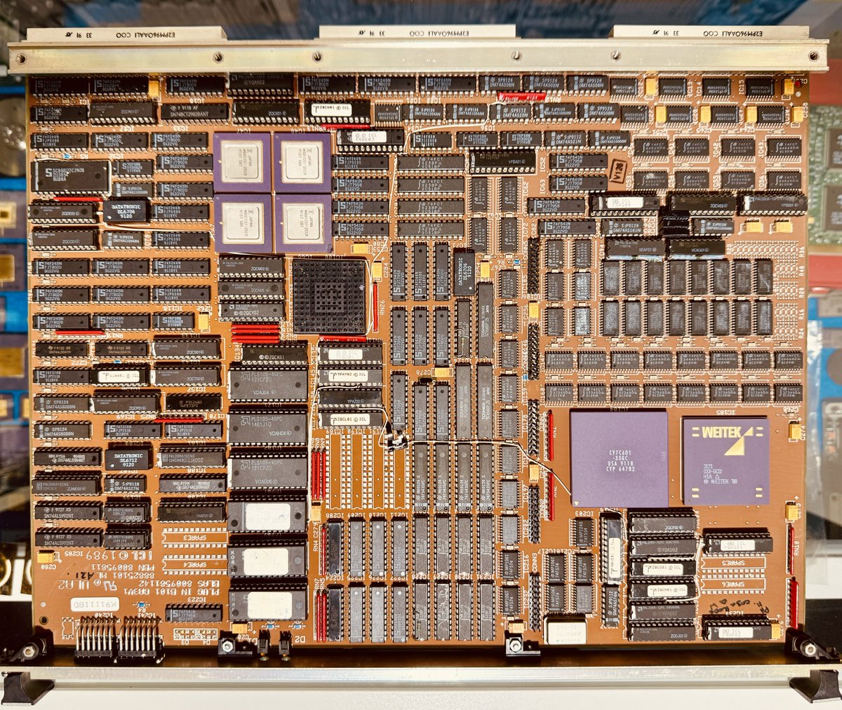 #PicOfTheDay
This vintage SparcStation CPU board is run by a #Cypress CY7C601 processor and a #Weitek 3171 FPU. Date codes from 1991 era…