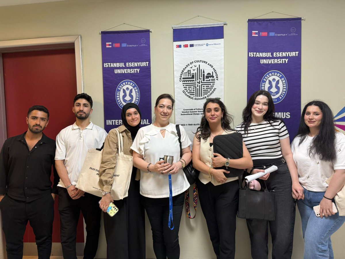 Bugün kızımın (sağdan ikinci )üniversitesine küçük bir moral ziyaretinde bulundum. Final sınavları stresli olabilir ama azim ve emek her zaman karşılığını verir. Başarı seninle, canım kızım! 🌟📚 #FinalZamanı #Moral #Gurur