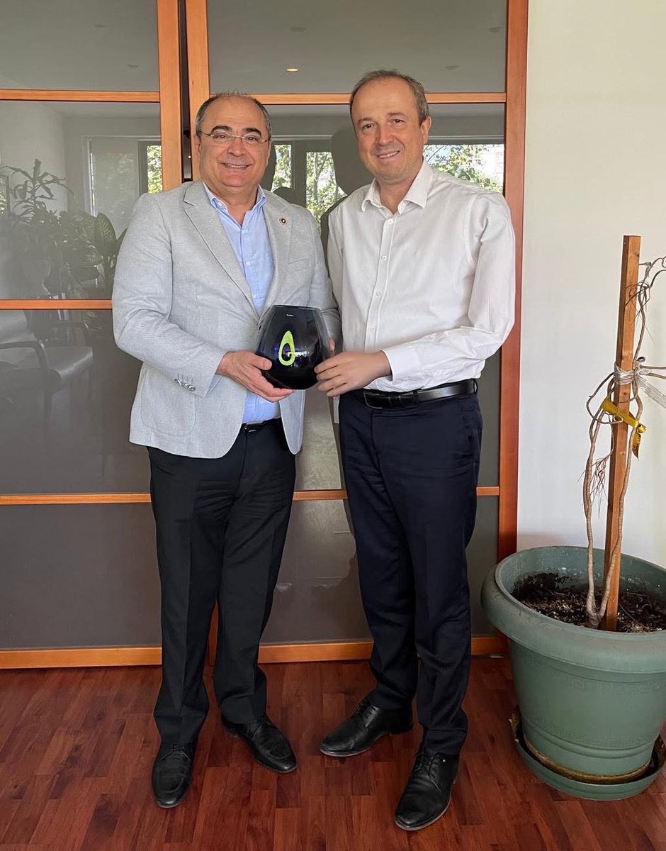 Bugün bir dostu, bir üstadı ziyaret ettim.

CHP’nin önceki dönem Parti Meclisi Üyesi, 27. Dönem İstanbul Milletvekilimiz Sn. Turan Aydoğan ile hasret giderdik. Siyasetin içinden gelen, mücadeleyi omuzlamış bir dostla bir araya gelmek her zaman iyi gelir insana.

Sadece anılar