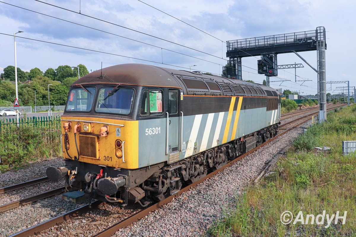 #FiftySixFriday A lucky catch after work on Friday 13th as <a href="/DCRailOfficial/">DCRail</a> 56301 heads north through Kettering this evening as 0Z60 Willesden DC Rail Sidings to Rectory Jn (Colwick Colas). #DCR #MML #GridWatch <a href="/C56G2/">C56G</a> <a href="/ben1987/">Ben</a> 13/6/25