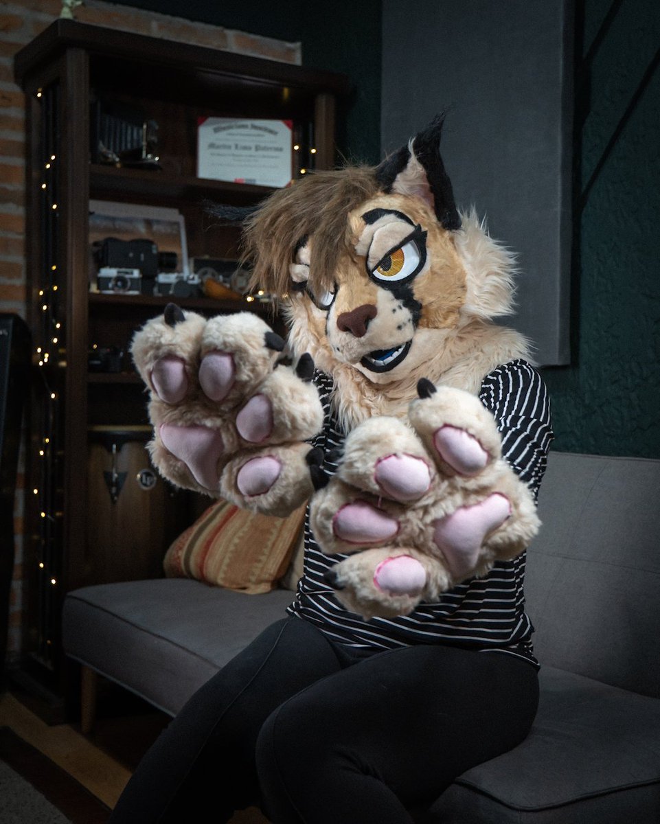 Ya ni se en que día estoy, la cuenta regresiva para la ArFF me tiene vibrando alto(?

Feliz #FursuitFriday waaaaa

🪡 <a href="/CraftyMike_fur/">Crafty Mike - Coms Closed</a>