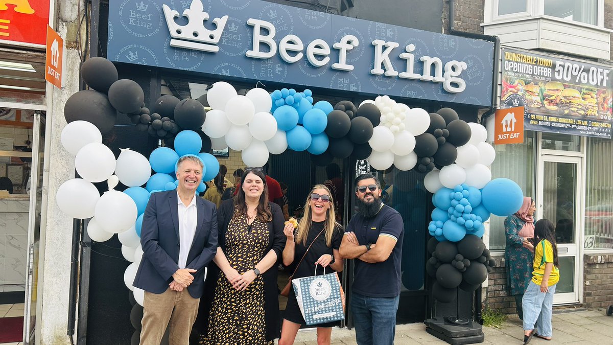 ChilternLT's tweet image. A lovely evening in Dunstable. Our staff were invited to the official opening of Beef King in the High Street as a thank you for their work with Dunstable children. In a lovely touch, Mr Fox’s brother, Craig was asked to cut the ribbon ❤️. @larkriseacademy @ArdleyHill