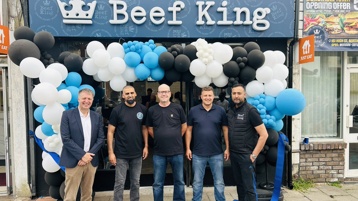 ChilternLT's tweet image. A lovely evening in Dunstable. Our staff were invited to the official opening of Beef King in the High Street as a thank you for their work with Dunstable children. In a lovely touch, Mr Fox’s brother, Craig was asked to cut the ribbon ❤️. @larkriseacademy @ArdleyHill