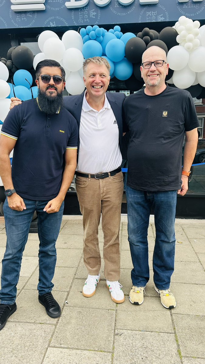 ChilternLT's tweet image. A lovely evening in Dunstable. Our staff were invited to the official opening of Beef King in the High Street as a thank you for their work with Dunstable children. In a lovely touch, Mr Fox’s brother, Craig was asked to cut the ribbon ❤️. @larkriseacademy @ArdleyHill