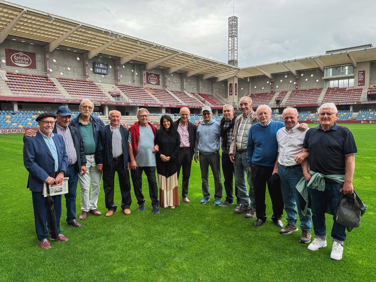 SOCIAL | Hoxe tivo lugar a habitual foto en Pasarón do equipo fundador do Atlético Pontevedrés 📸♥️

Lembranzas e moitas anécdotas que agardamos seguir compartindo moitos máis anos en Pasarón 🏟️😍

#𝐆𝐑𝐀𝐍𝐀𝐓𝐄®️