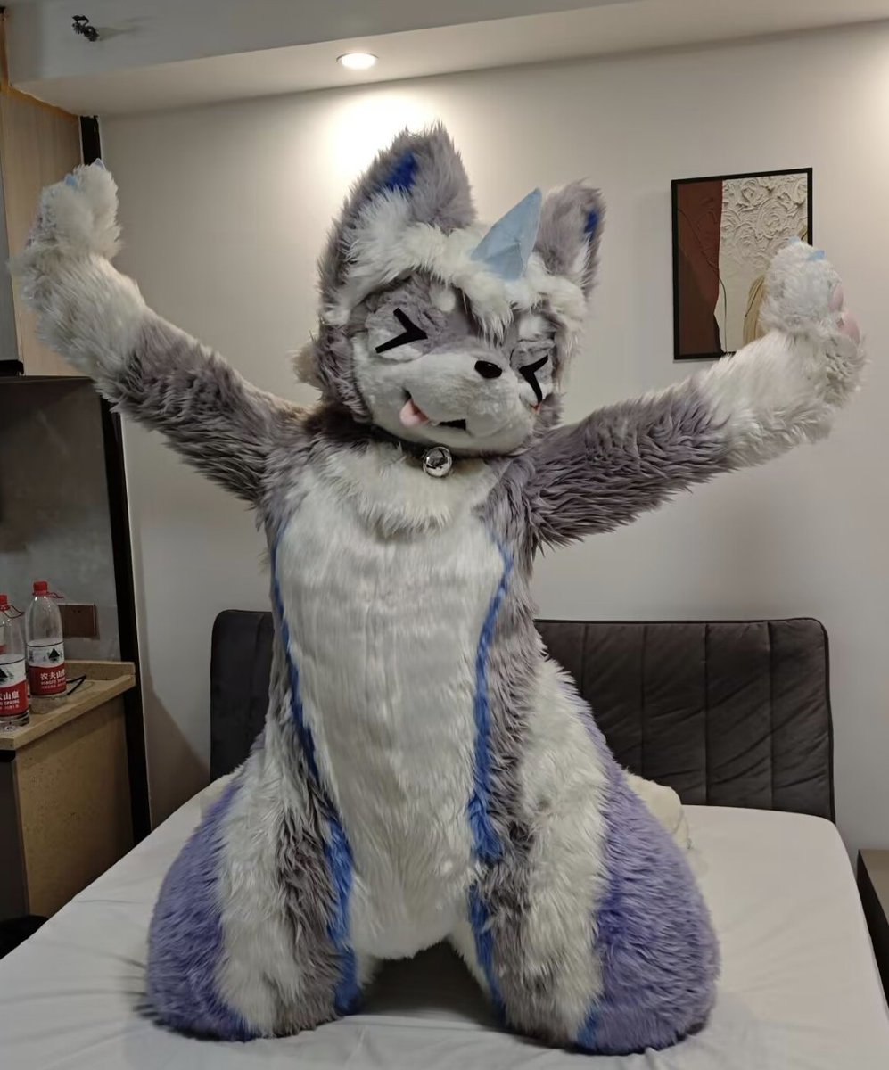 #FursuitFriday
醒了，周五应该还没过吧ヾ(✿ﾟ▽ﾟ)ノ

📷：木曦