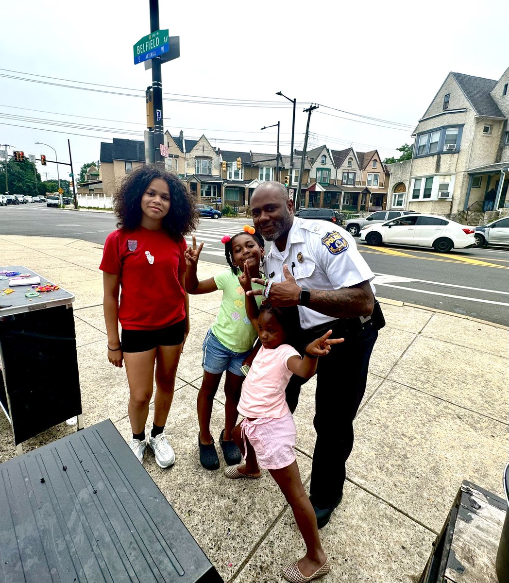 PPDInspJThomas's tweet image. Was out in the Neighborhood and ran into these young business women around Broad and Belfied selling bracelets!! If you’re in the area come support!