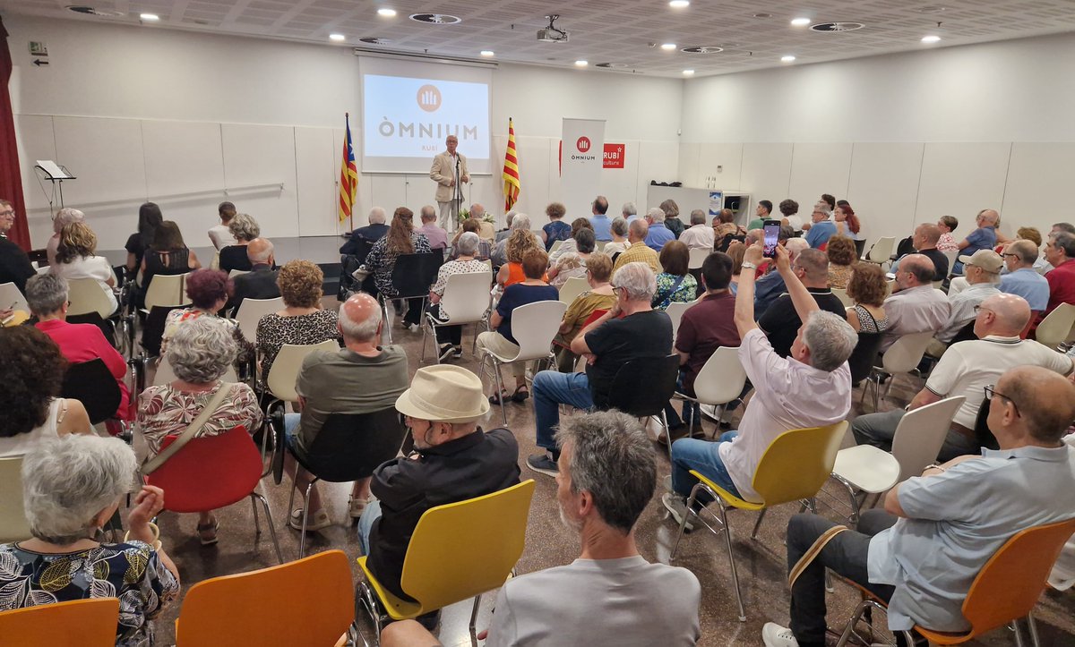 🎂 <a href="/omniumrubi/">Òmnium Rubí</a> es va constituir el 13 de juny de 1975. 50 anys després, un centenar de persones s'han reunit a la biblioteca municipal per celebrar el mig segle de vida de l'entitat, dedicada a la defensa de la llengua i la cultura catalana a #Rubicity

▶️radiorubi.cat/news/id/radior…